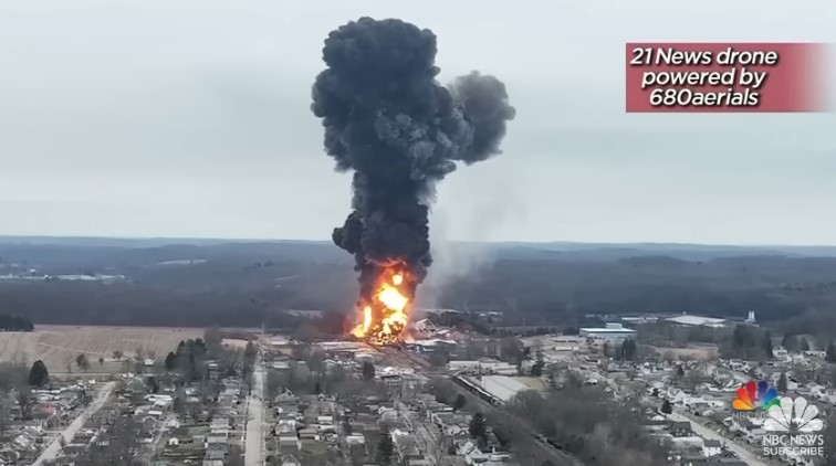 【動画あり】米オハイオ州で化学物質を載せた120両の列車が脱線事故で大爆発して有毒物質が蔓延中