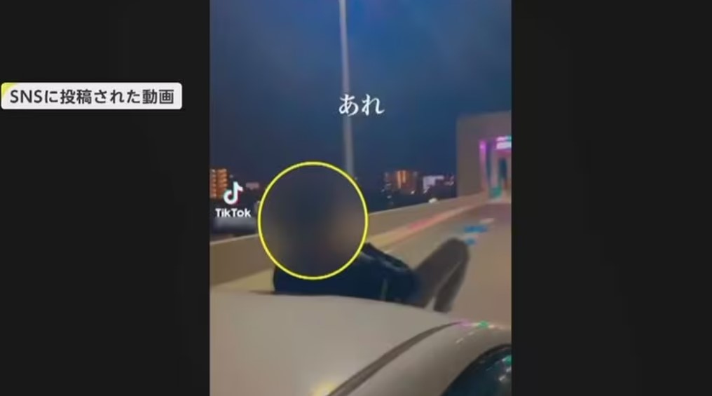 車の屋根とボンネットに人が…そのまま高速料金所へ　SNSに投稿された“迷惑行為”動画