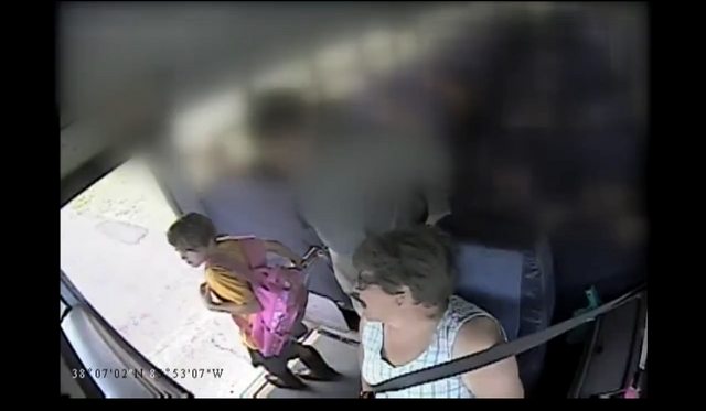【動画】アメリカの子供、スクールバスのドアに挟まったまま引き摺り回される